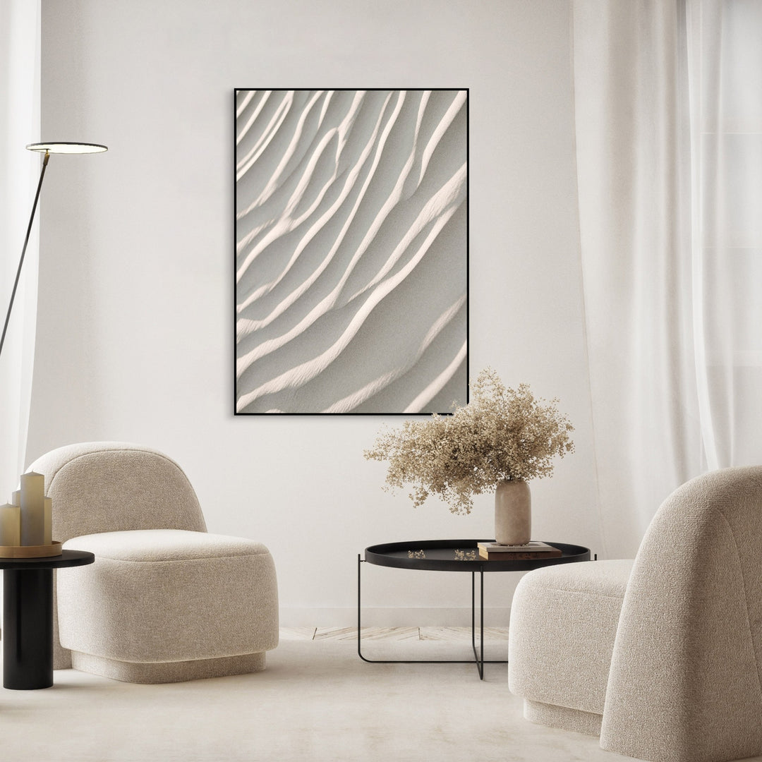 Poster Board Sand i beige med sandbølger, i lyst rom med bouclé-stoler og sort bord