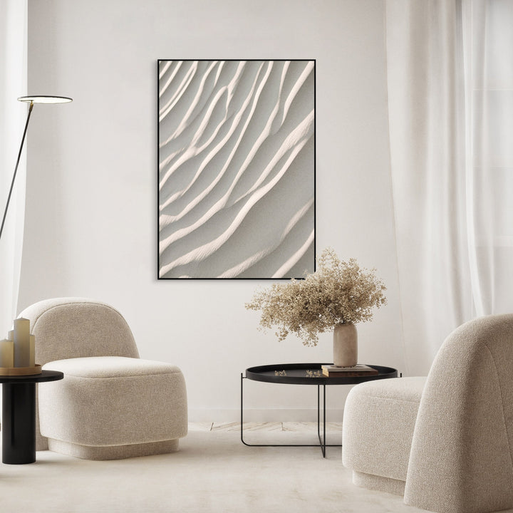Poster Board Sand i beige med sandbølger, i lyst rom med bouclé-stoler og sort bord