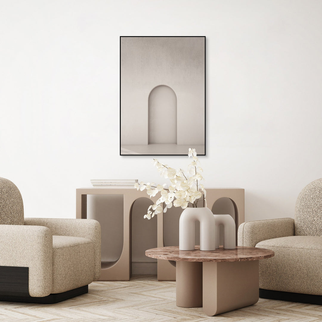 Poster Board Arch 2 i beige med buet portal, i nøytralt rom med bouclé-stoler
