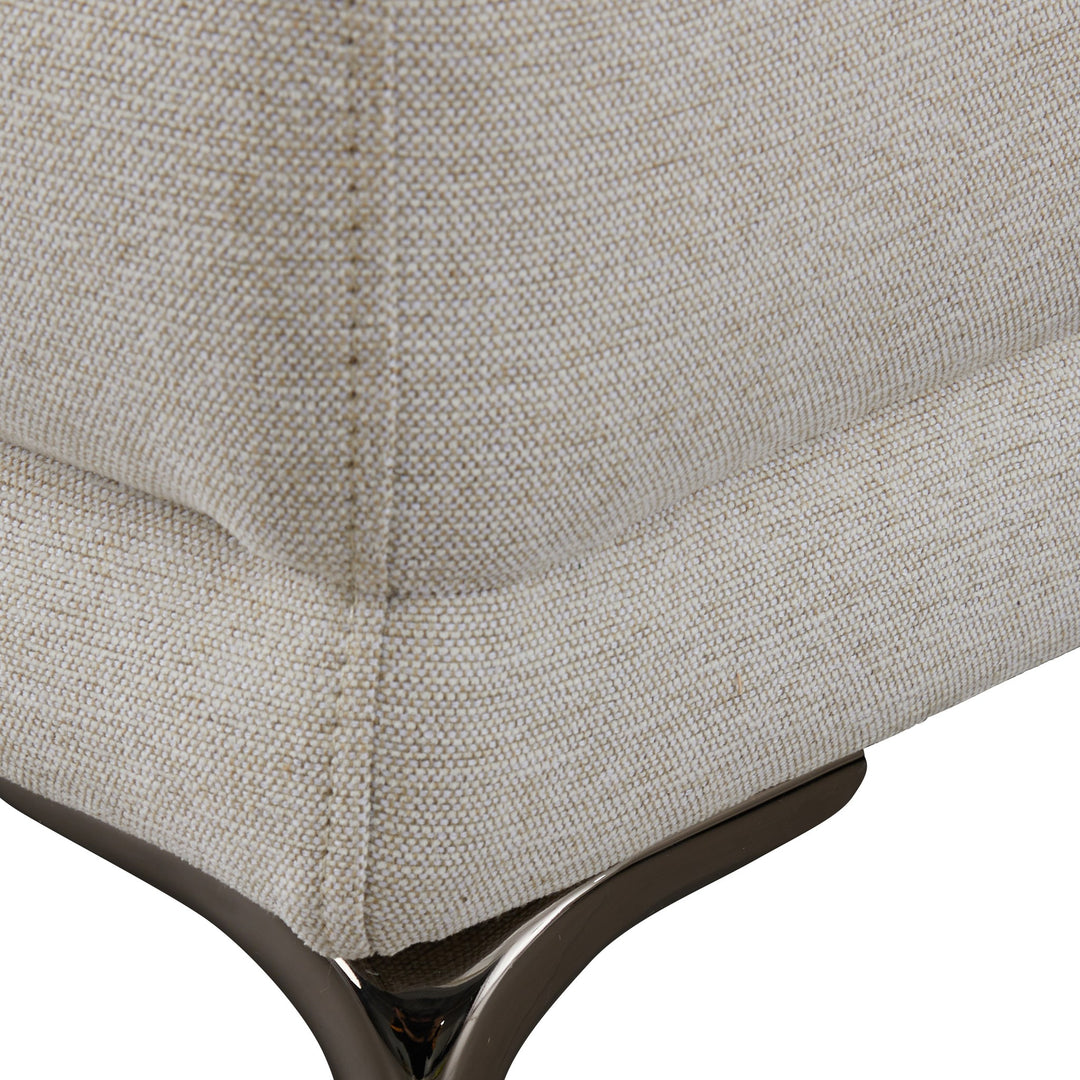 Nice sofa, nærbilde av lys beige stoff og blankt metallben