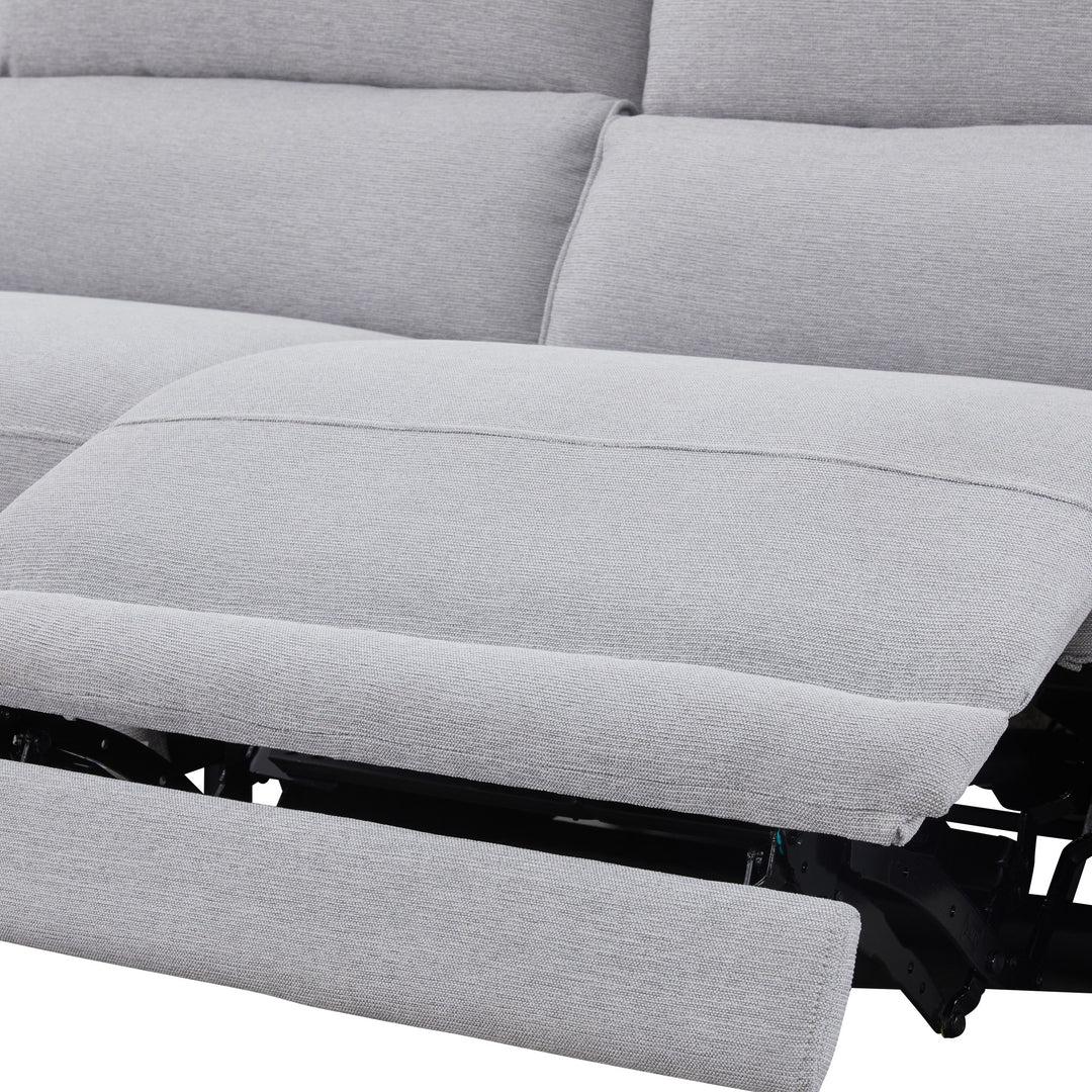 Nice sofa, nærbilde av lys grått sete med utfelt fotstøtte