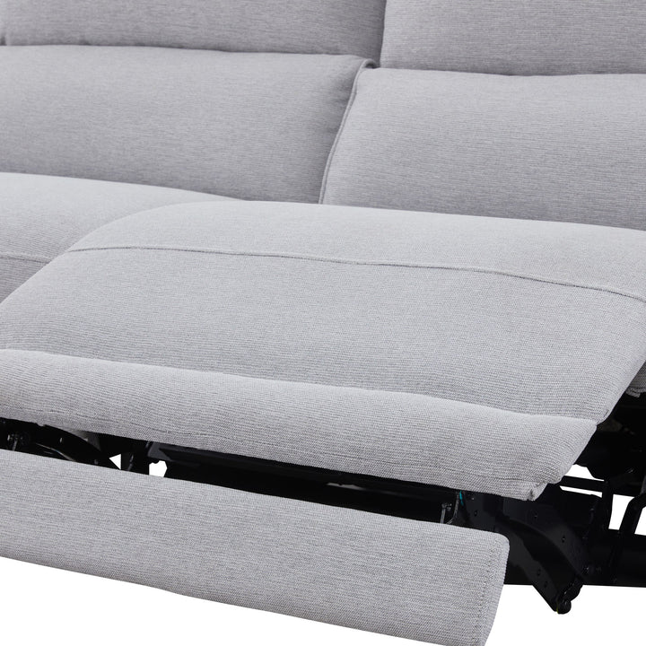 Nice sofa, nærbilde av lys grått sete med utfelt fotstøtte
