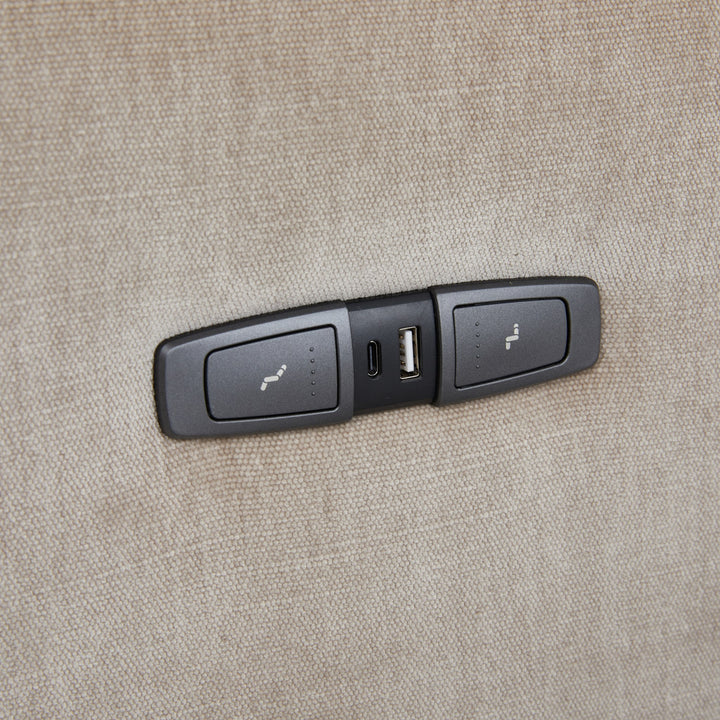 Savona sofa, nærbilde av betjeningspanel med USB-lader i lys beige armlene