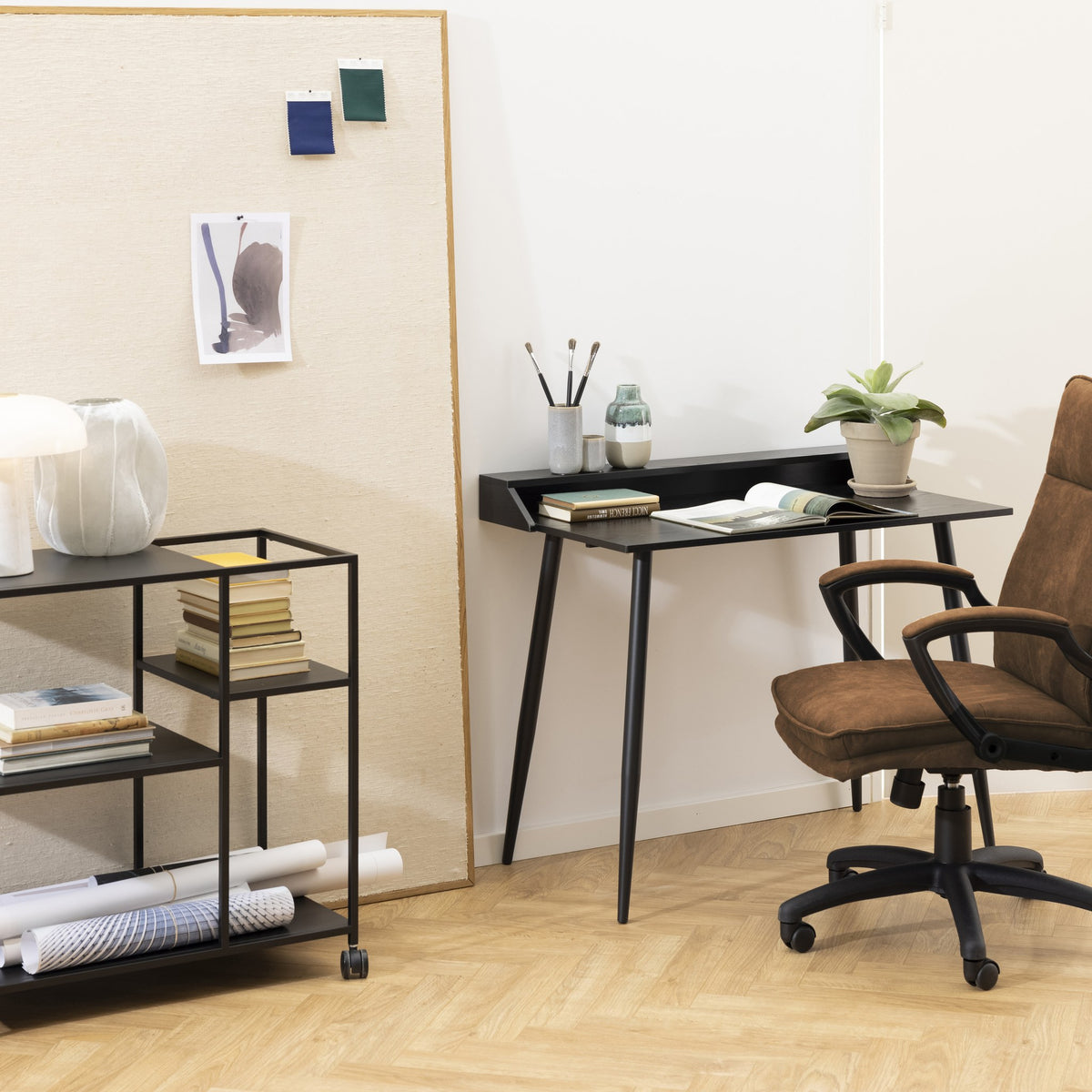 Brad kontorstol i camelbrunt mikrofiber ved sort skrivebord med plante og bøker
