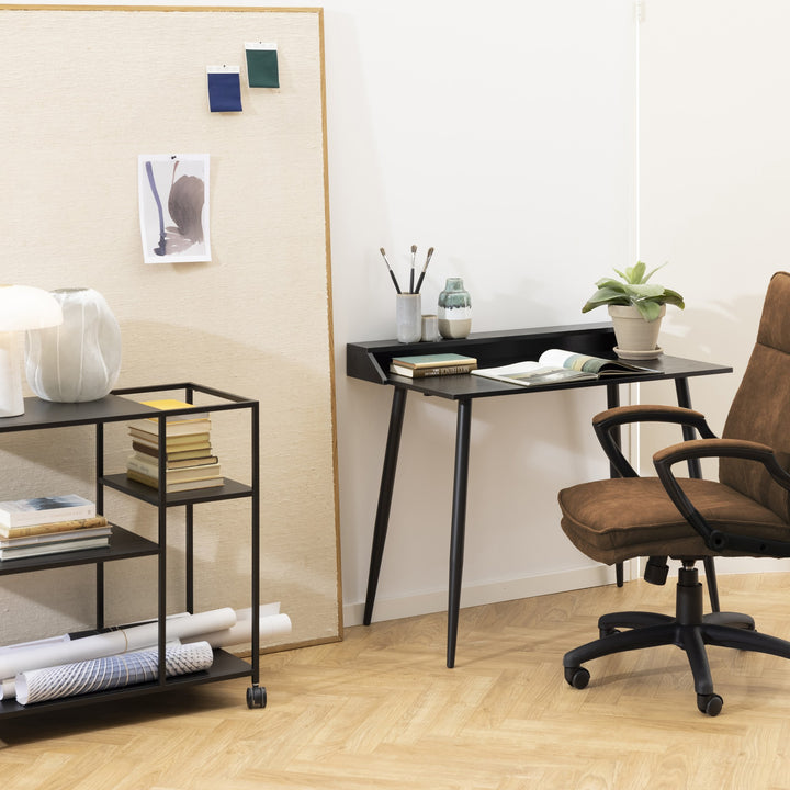 Brad kontorstol i camelbrunt mikrofiber ved sort skrivebord med plante og bøker