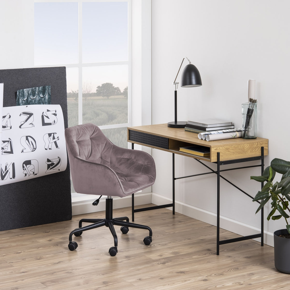 Brooke kontorstol i støvet rosa fløyel ved eikeskrivebord med sort lampe og plante