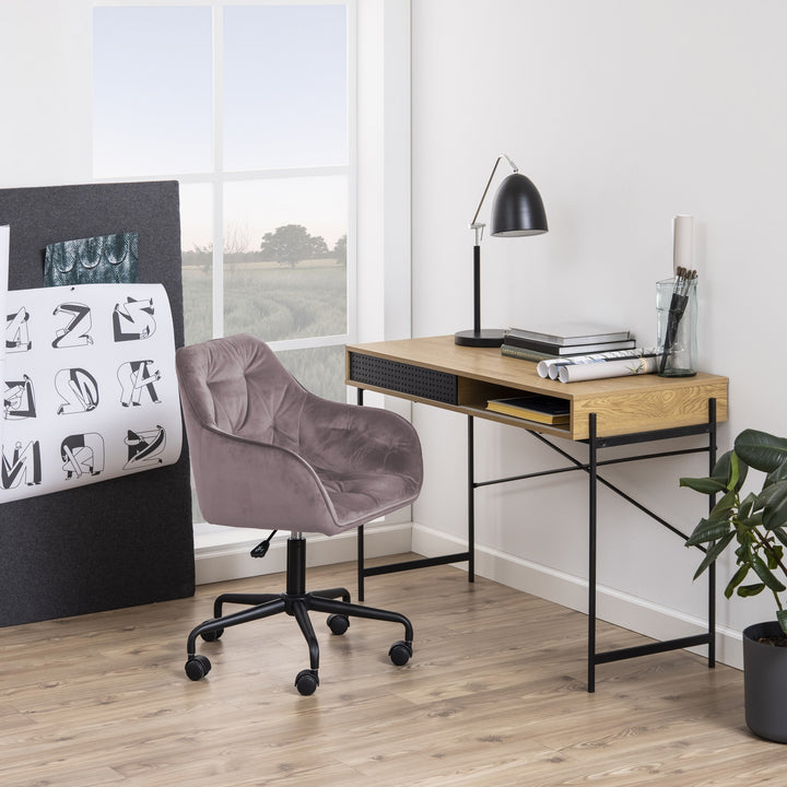 Brooke kontorstol i støvet rosa fløyel ved eikeskrivebord med sort lampe og plante
