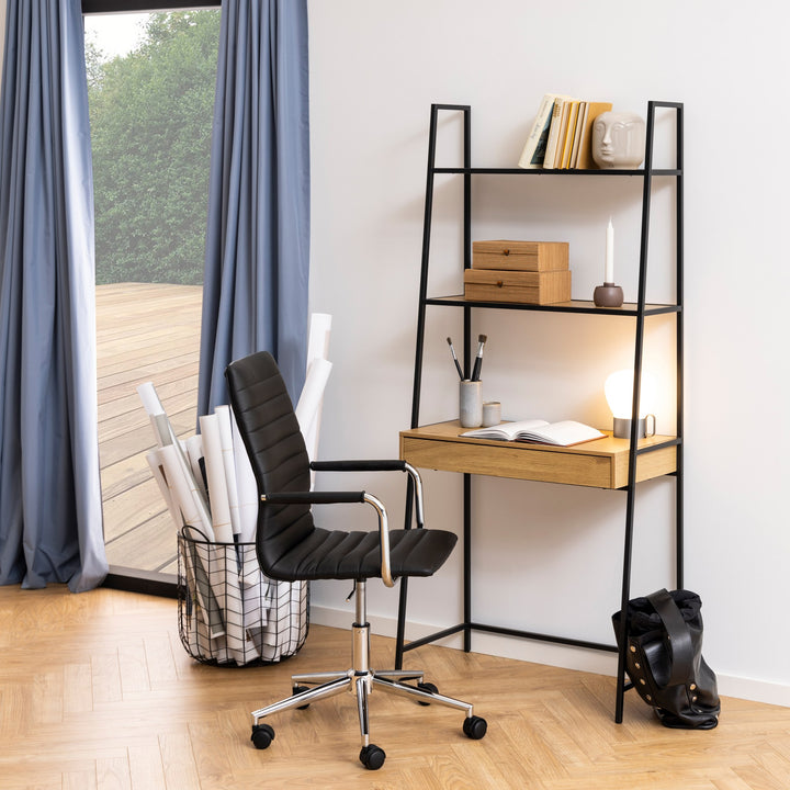 Winslow kontorstol i sort kunstskinn med krom ved skrivebord og stigereol