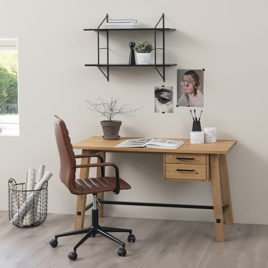 Winslow kontorstol i cognac kunstskinn ved eikeskrivebord med planter og plakater