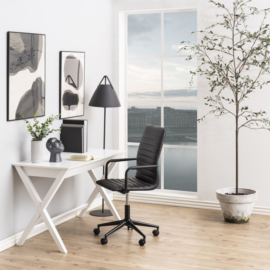 Winslow kontorstol i sort kunstlær ved hvitt skrivebord med gulvlampe og oliventre