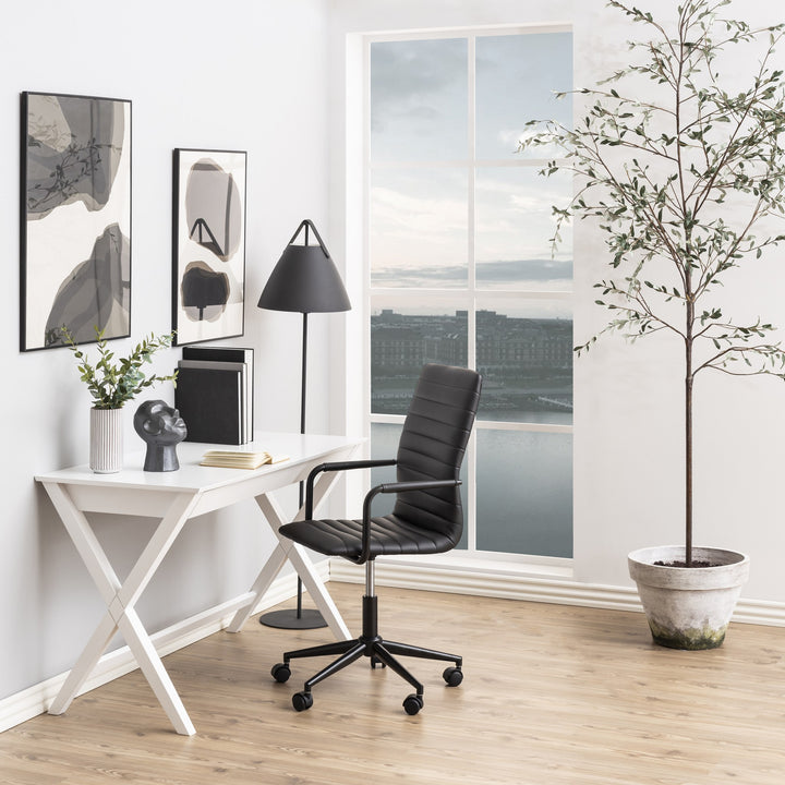 Winslow kontorstol i sort kunstlær ved hvitt skrivebord med gulvlampe og oliventre