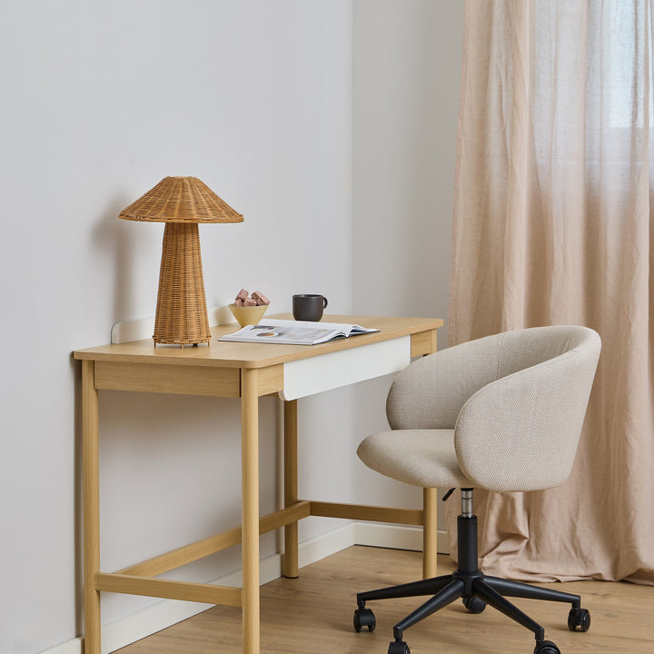 Eleanor kontorstol i kremhvit stoff ved eikeskrivebord med rottinglampe og lin gardin