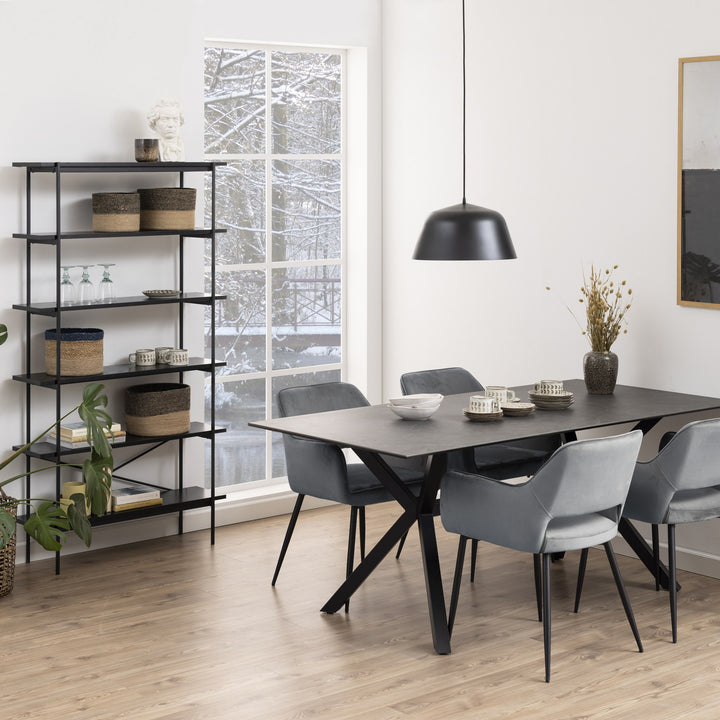Angus bokhylle i sort metall med kurver og bøker, i spisestue med grått bord og grå stoler