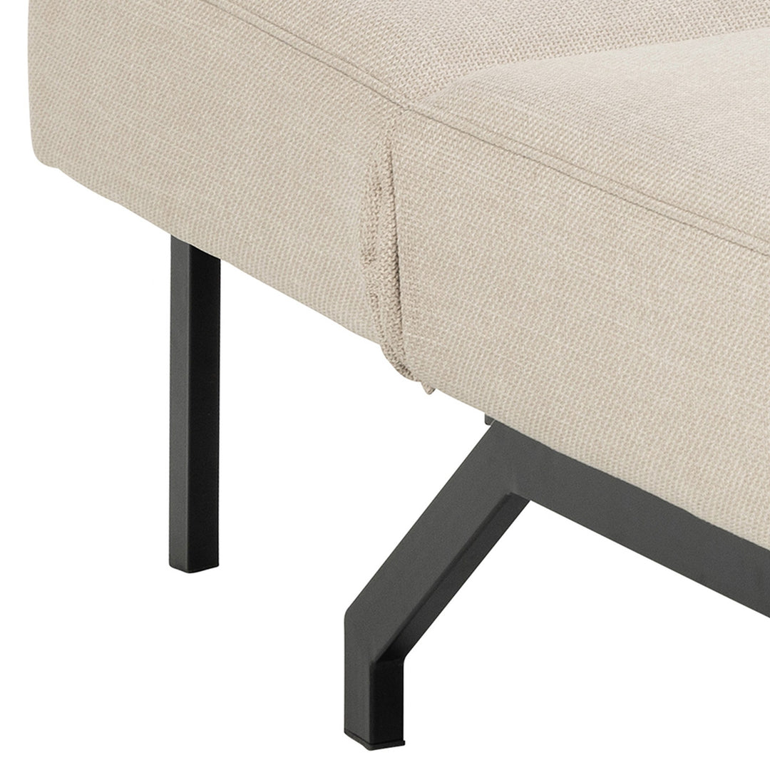 Caix sovesofa i beige stoff med svarte metallben, nærbilde av sete og ben