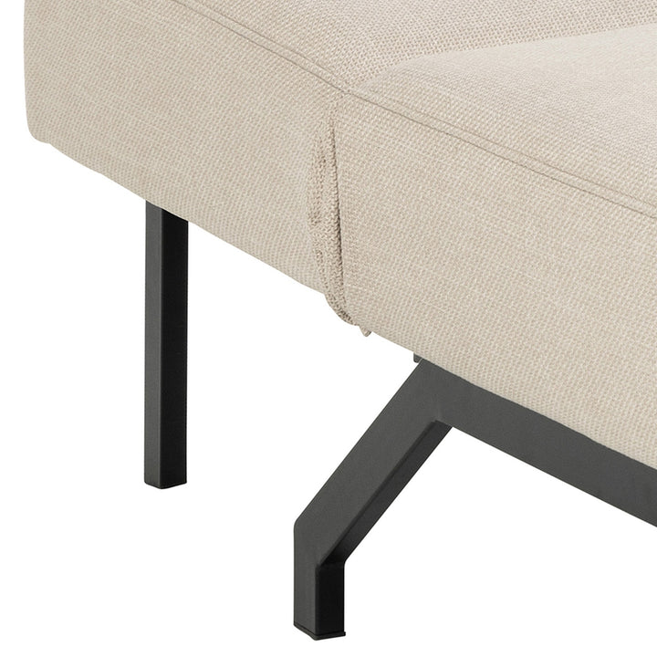 Caix sovesofa i beige stoff med svarte metallben, nærbilde av sete og ben