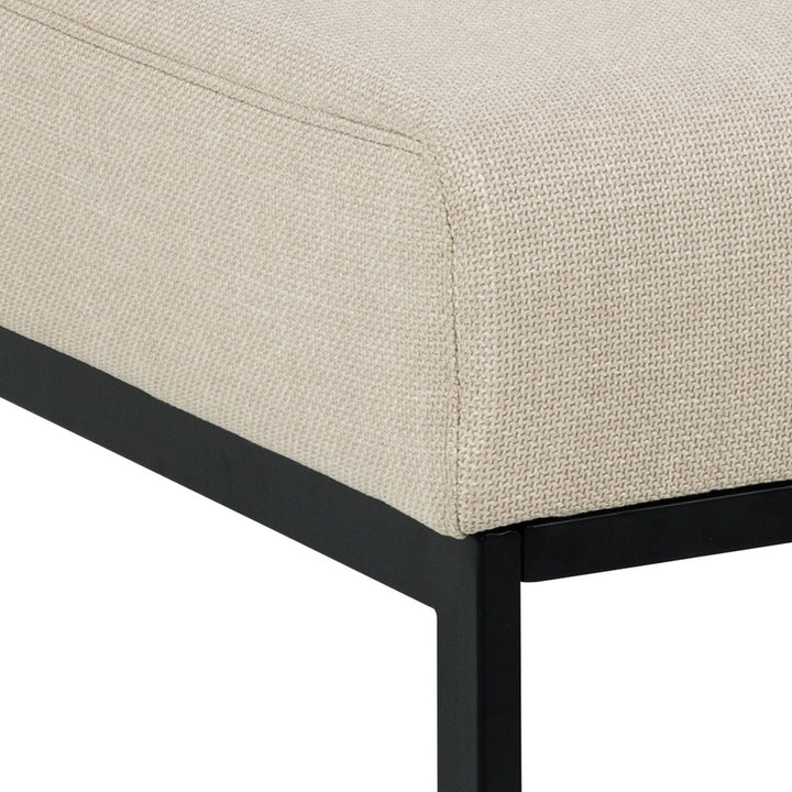 Caix sovesofa i beige stoff med svart metallramme, nærbilde av setehjørne