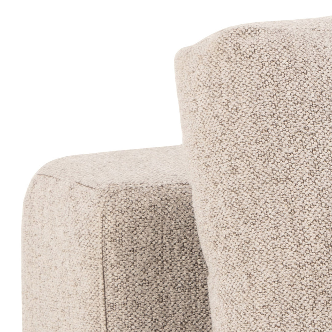 Blain sovesofa i beige bouclé, nærbilde av rygg og armlene
