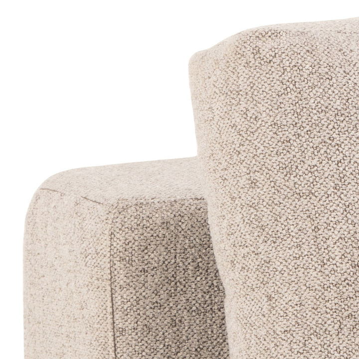 Blain sovesofa i beige bouclé, nærbilde av rygg og armlene