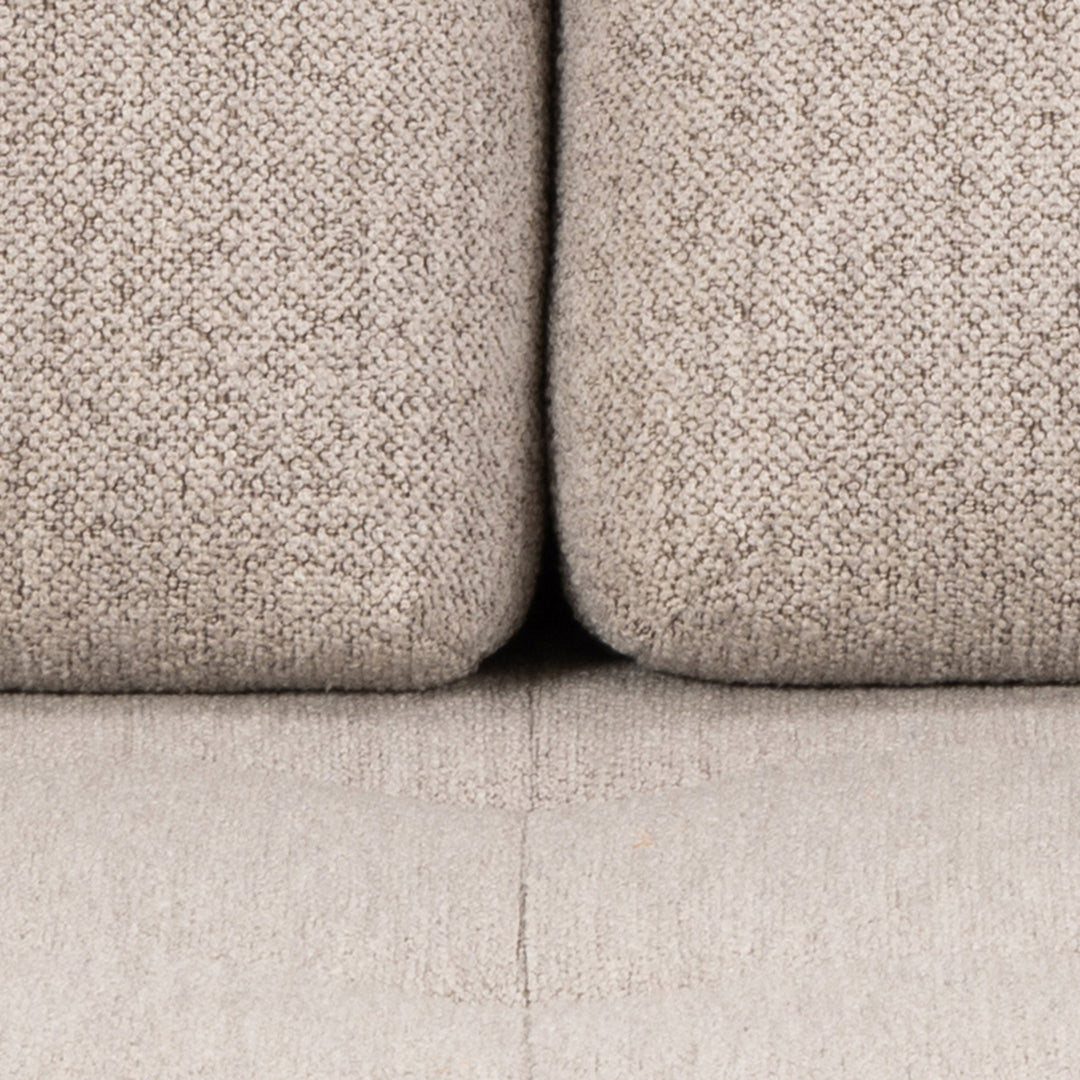 Blain sovesofa i beige bouclé, nærbilde av to ryggputer og sete
