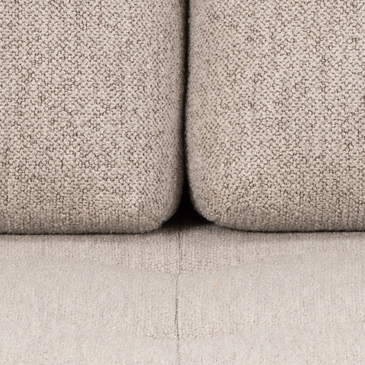 Blain sovesofa i beige bouclé, nærbilde av to ryggputer og sete