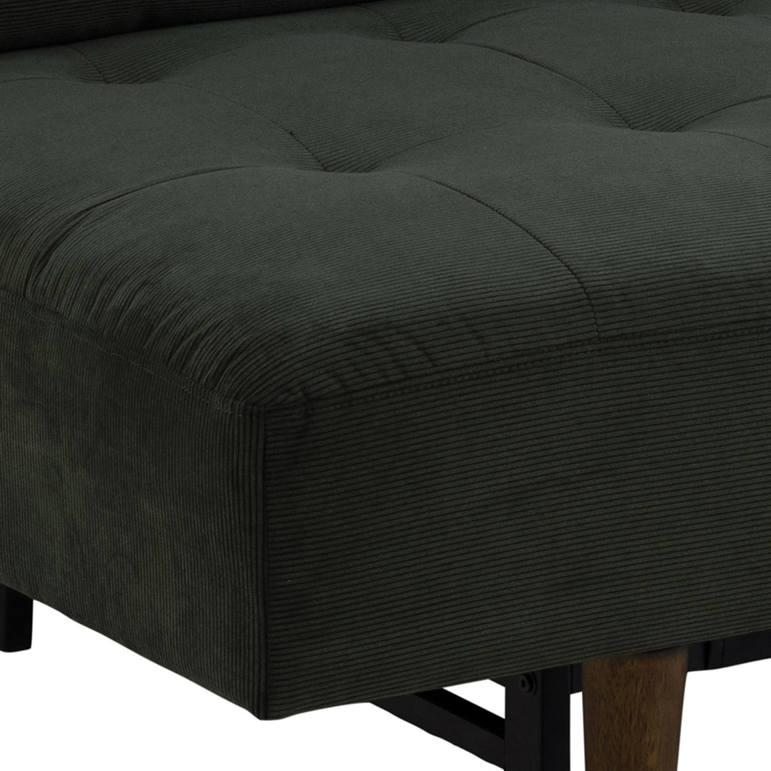 Blain sovesofa i mørkegrønn kordfløyel, nærbilde av det knappede setet