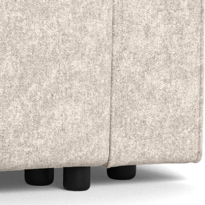 Vento sovesofa i beige chenille, nærbilde av sokkel med svarte ben