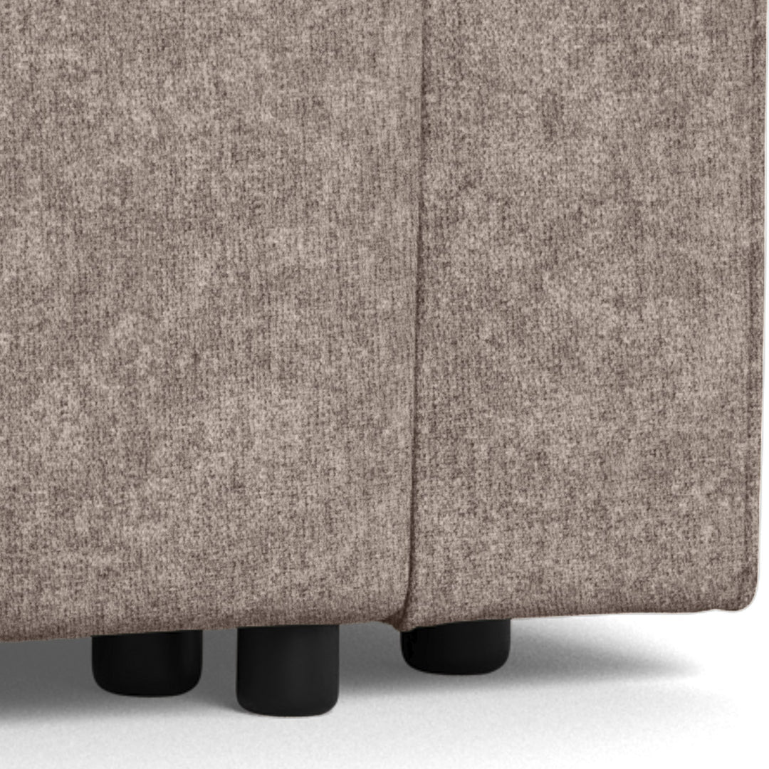 Vento sovesofa i gråbrun chenille, nærbilde av sokkel med svarte ben