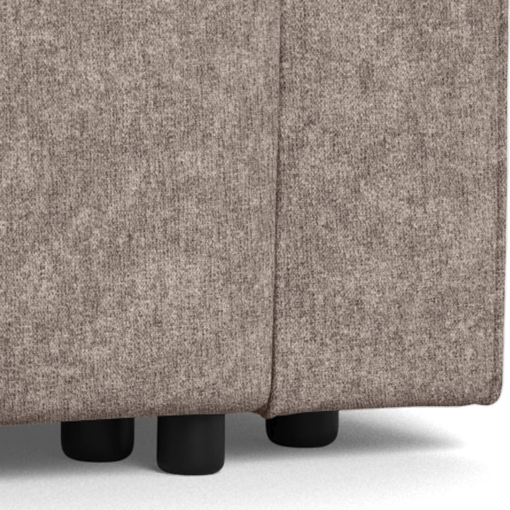 Vento sovesofa i gråbrun chenille, nærbilde av sokkel med svarte ben
