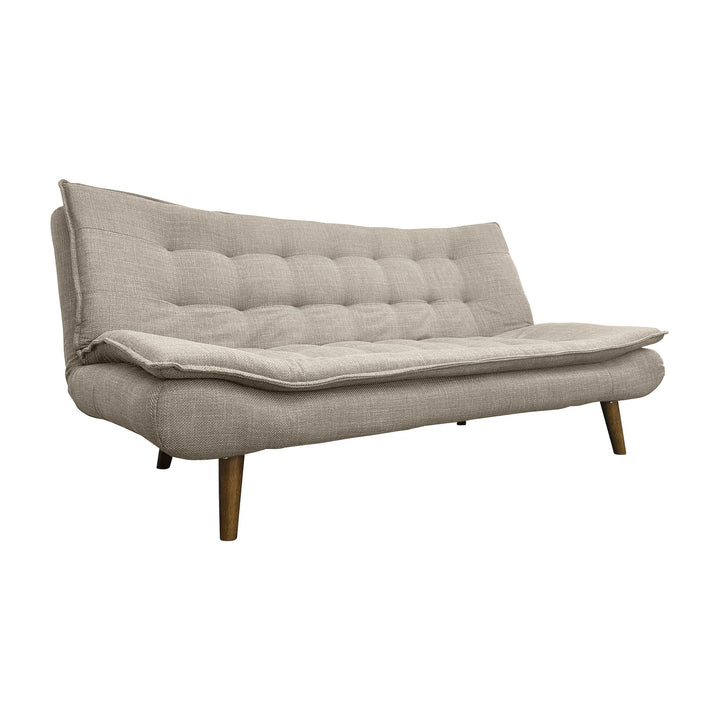 Gozzano sovesofa i beige stoff med treben, sett skrått forfra mot hvit bakgrunn