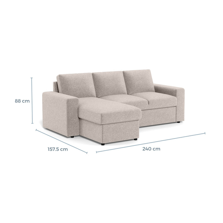 Conan sovesofa i sandfarget stoff med sjeselong, vist med mål mot hvit bakgrunn