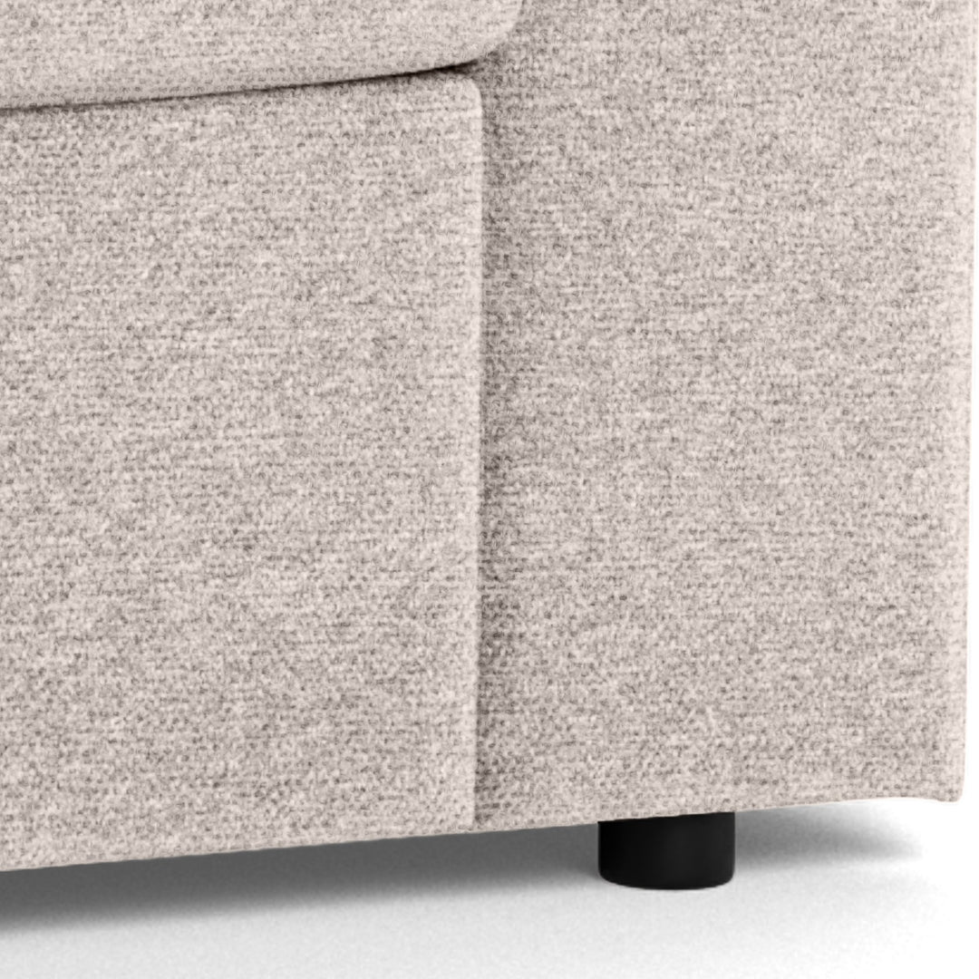 Conan sovesofa i sandfarget stoff, nærbilde av hjørne og sort ben