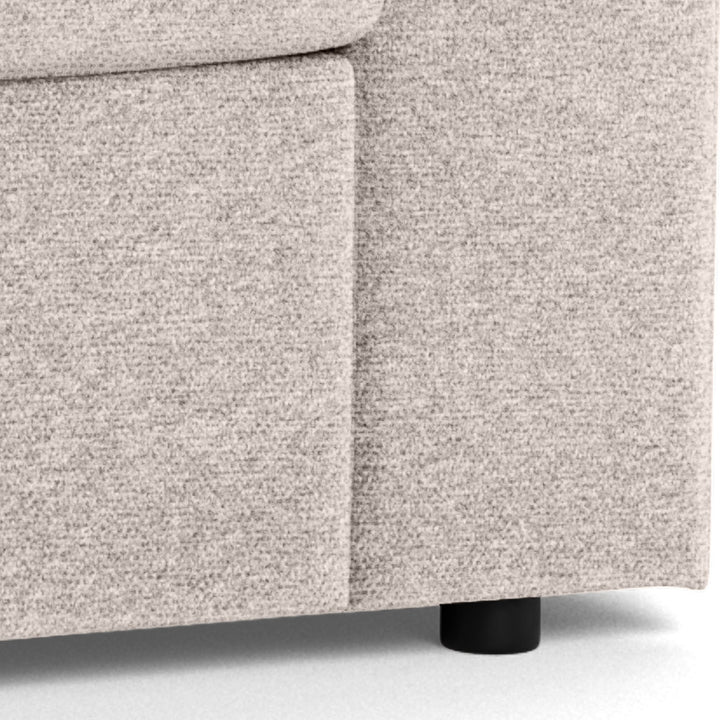 Conan sovesofa i sandfarget stoff, nærbilde av hjørne og sort ben
