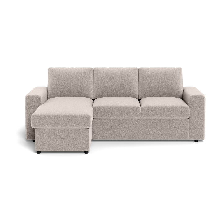 Conan sovesofa i sandfarget stoff med venstrevendt sjeselong, sett forfra