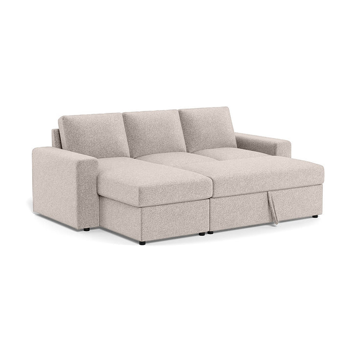 Conan sovesofa i sandfarget stoff, utfelt til soveplass med sjeselong