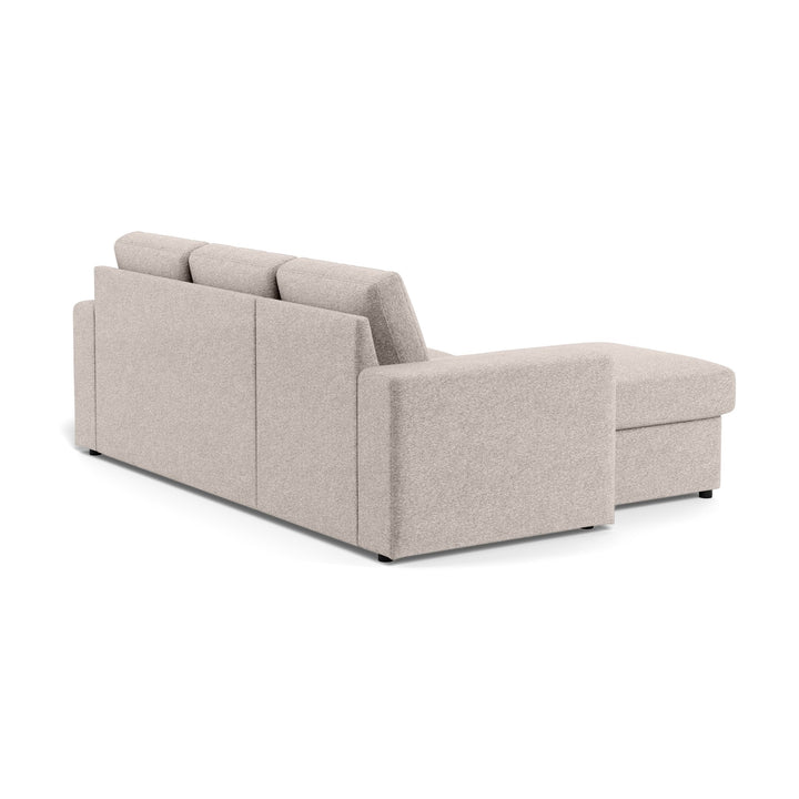 Conan sovesofa i sandfarget stoff med sjeselong, sett skrått bakfra