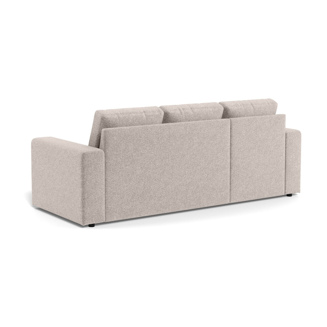 Conan sovesofa i sandfarget stoff, sett skrått bakfra mot hvit bakgrunn