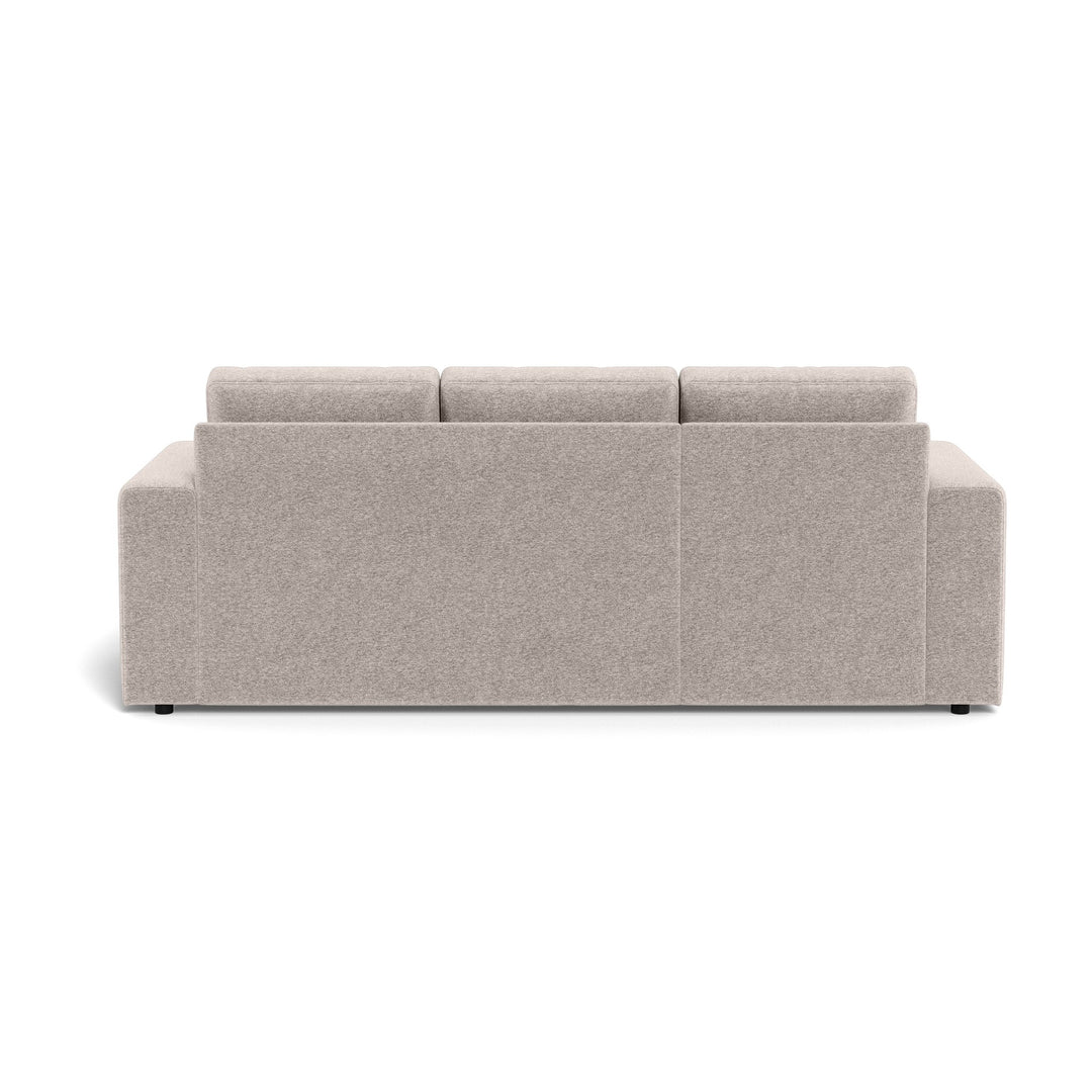 Conan sovesofa i sandfarget stoff, sett rett bakfra mot hvit bakgrunn