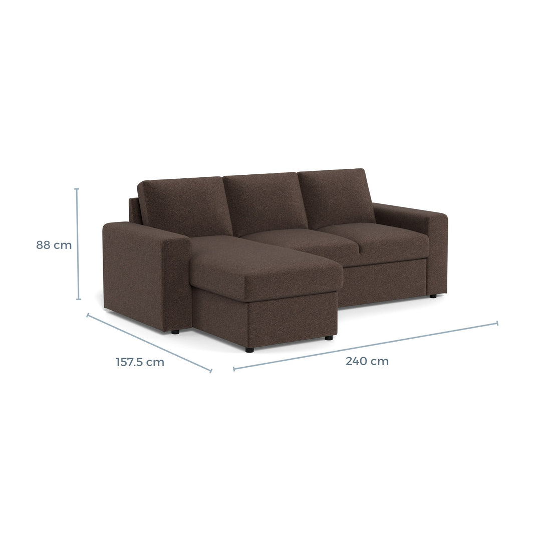 Conan sovesofa i mørkebrunt stoff med sjeselong, vist med mål mot hvit bakgrunn