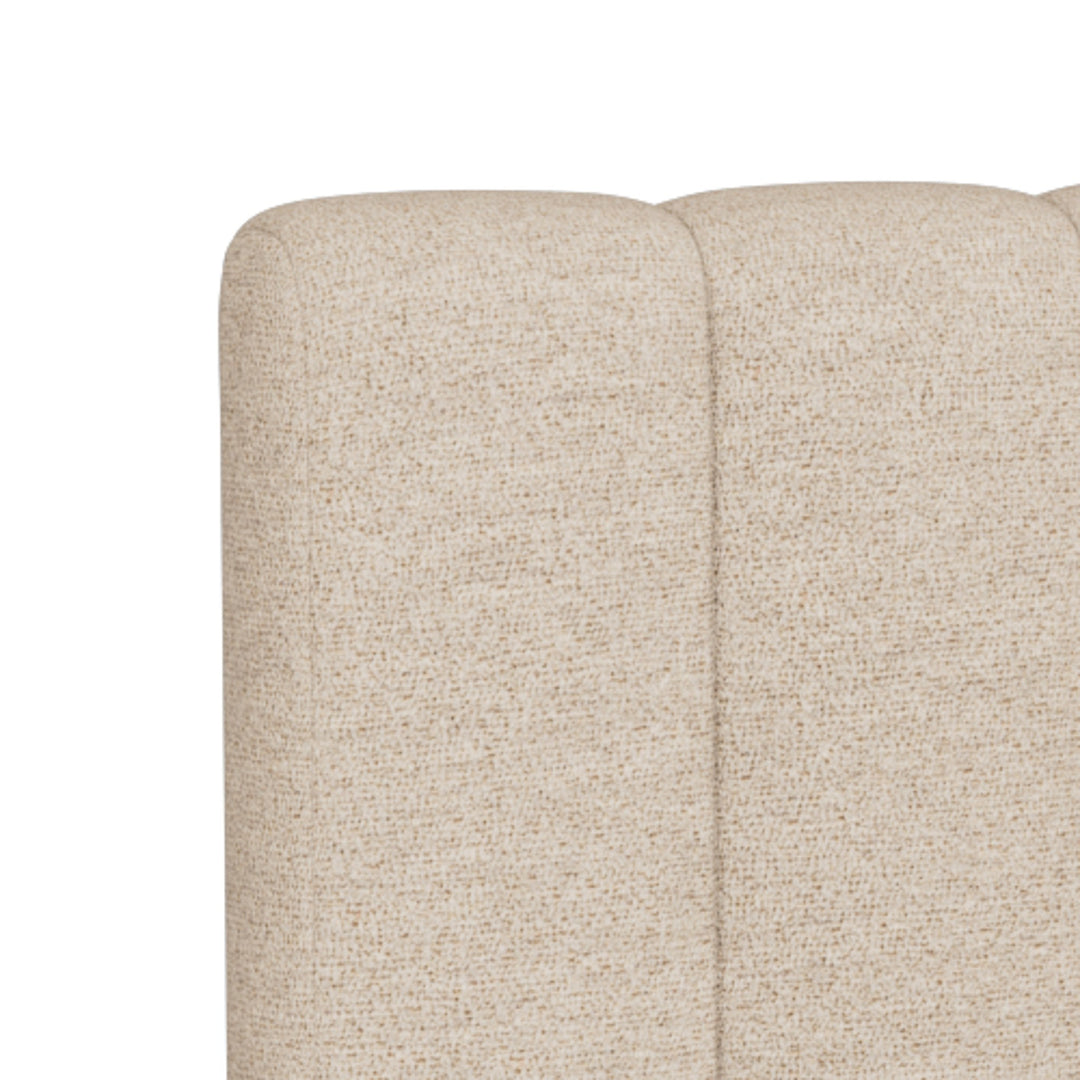 Lorris seng, nærbilde av beige bouclé med vertikal kanalsteppet polstring