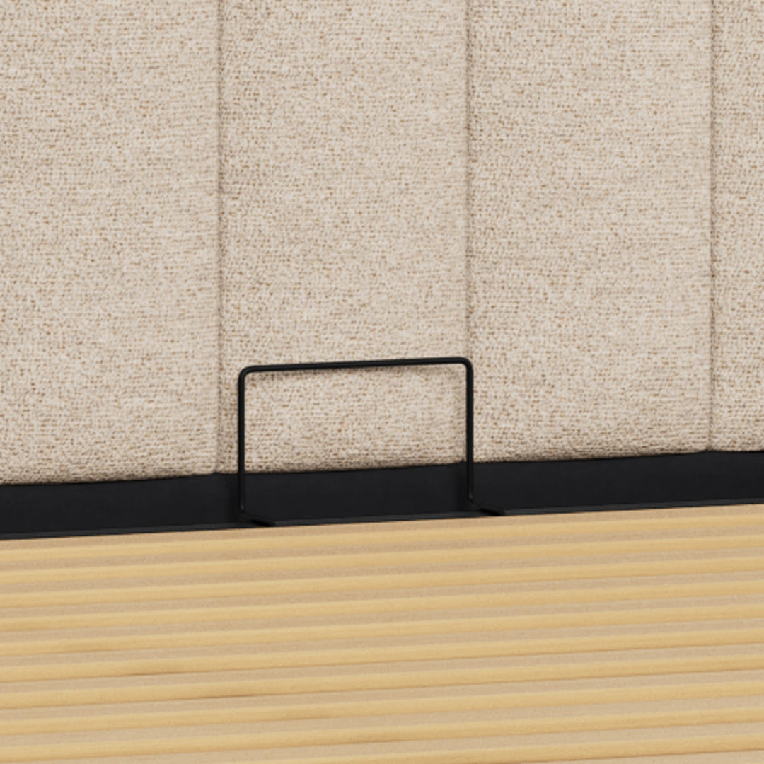 Lorris seng, detalj av beige bouclé med sort metallbøyle og trespiler i sengebunnen