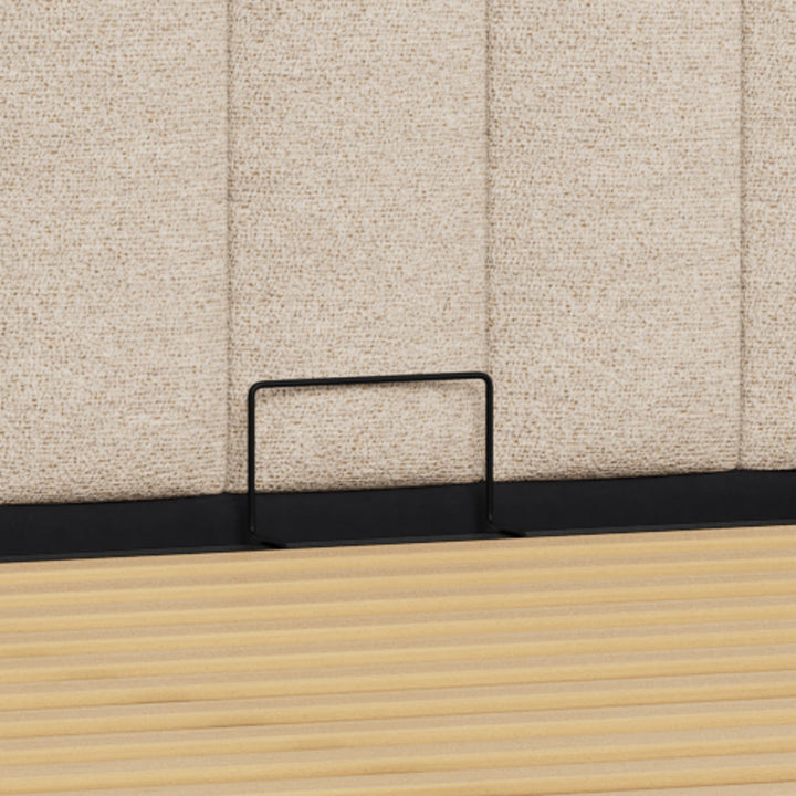 Lorris seng, detalj av beige bouclé med sort metallbøyle og trespiler i sengebunnen