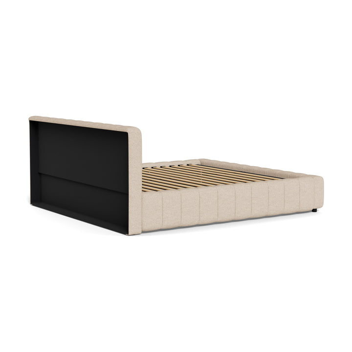 Lorris seng i beige bouclé med sort sengebunn og trespiler, sett fra fotenden