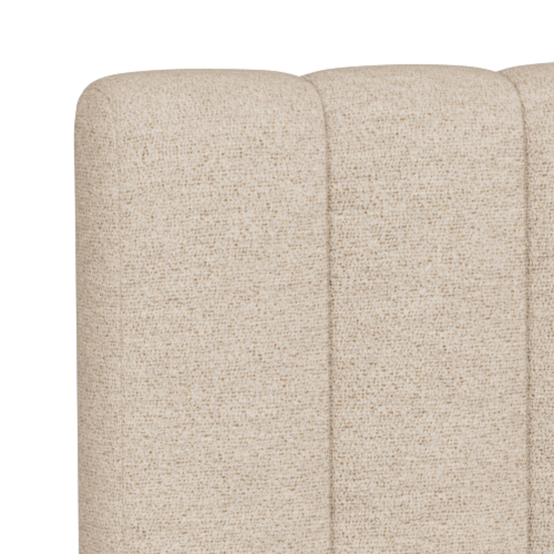 Lorris seng, nærbilde av beige bouclé med vertikal kanalsteppet polstring