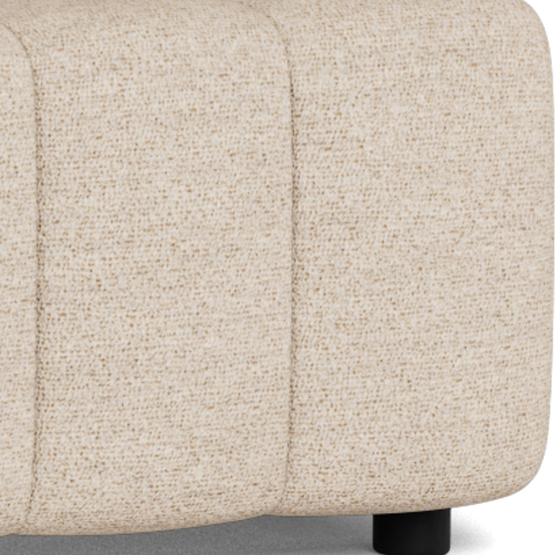 Lorris seng, detalj av avrundet beige bouclé hjørne med sort møbelfot