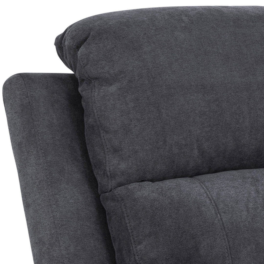 Mora reclinersofa i mørk grå, nærbilde av polstret rygg og armlene.