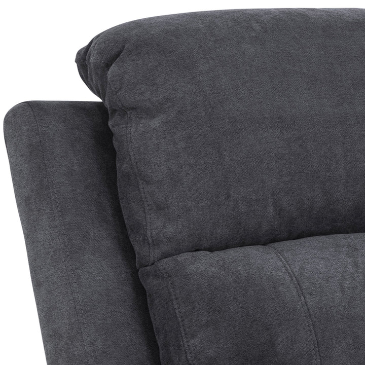 Mora reclinersofa i mørk grå, nærbilde av polstret rygg og armlene.