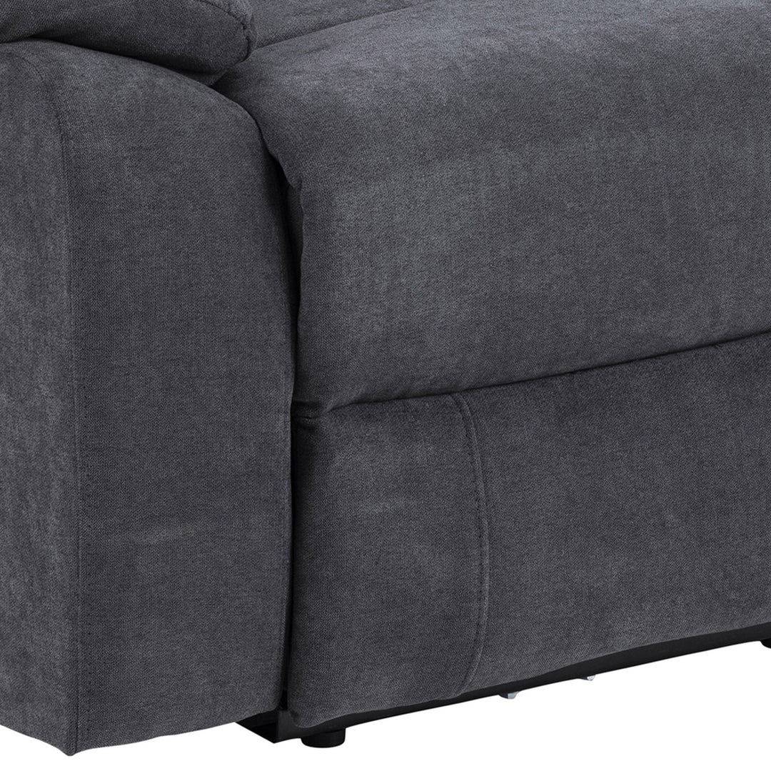 Mora reclinersofa i mørk grå, nærbilde av sete og armlene.