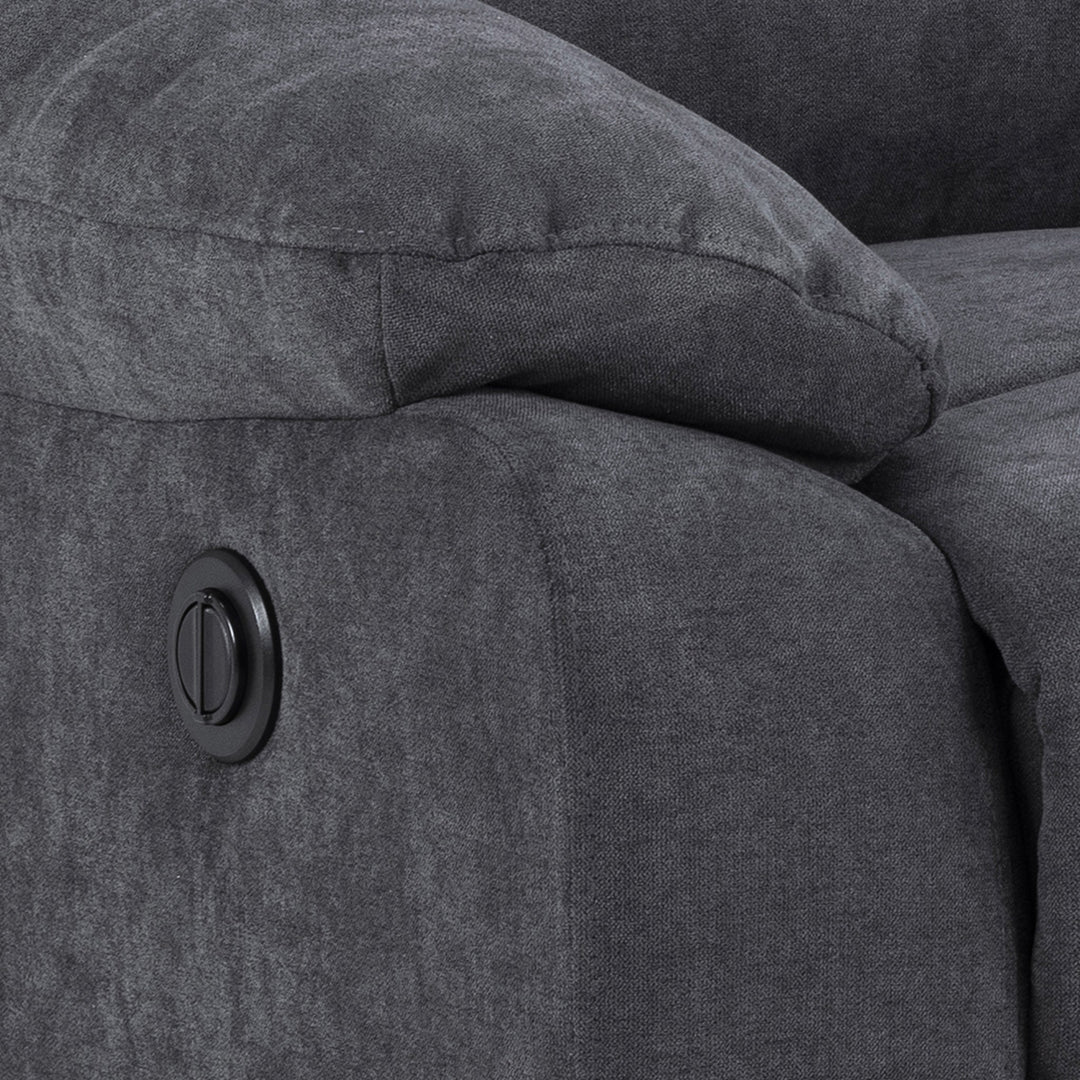 Mora reclinersofa i mørk grå, nærbilde av armlene med betjeningsknapp.