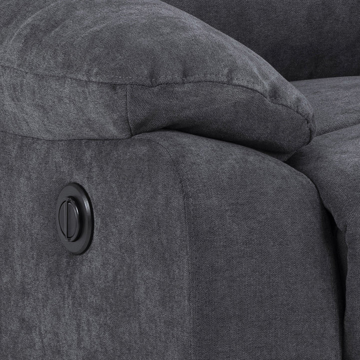Mora reclinersofa i mørk grå, nærbilde av armlene med betjeningsknapp.