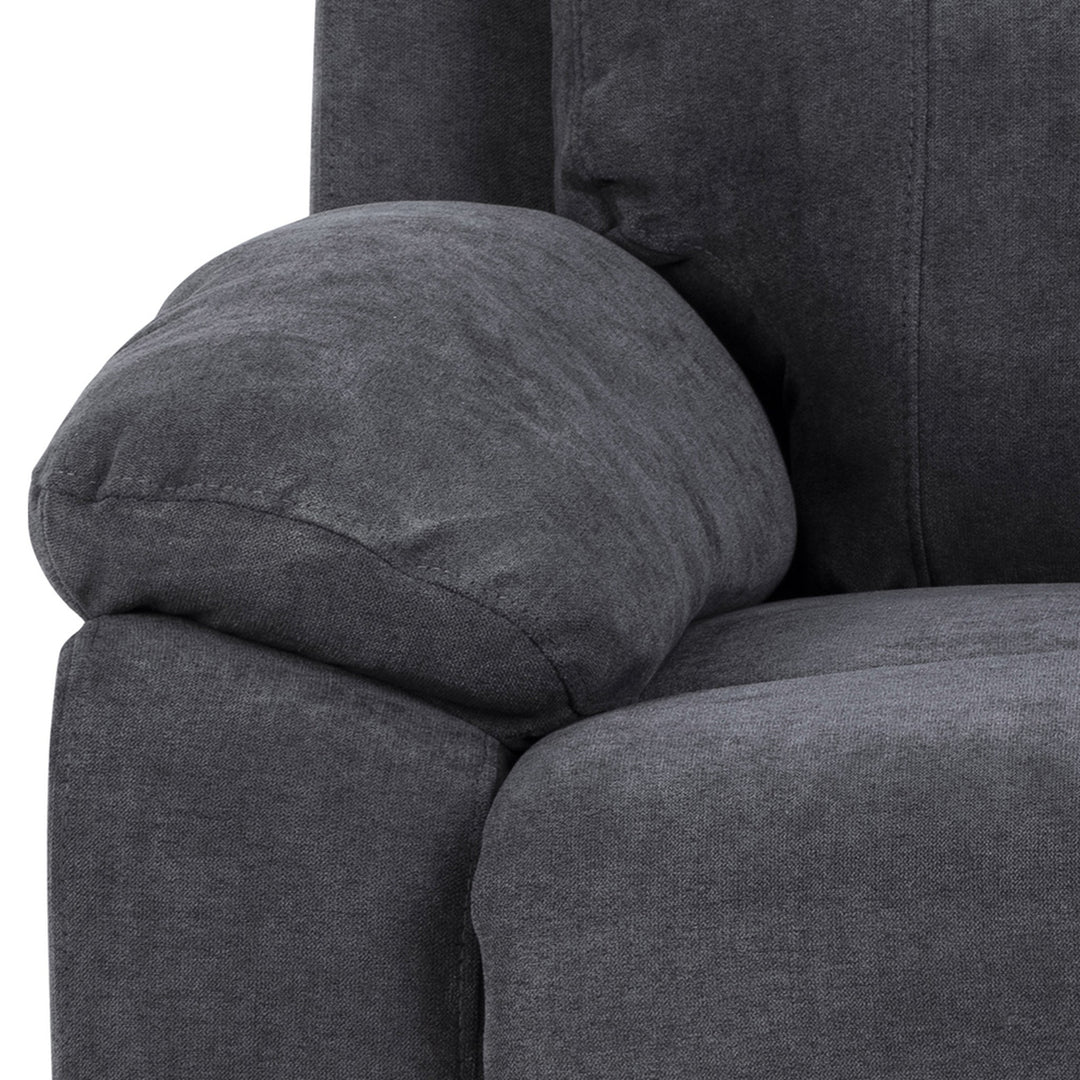 Mora reclinersofa i mørk grå, nærbilde av polstret armlene.